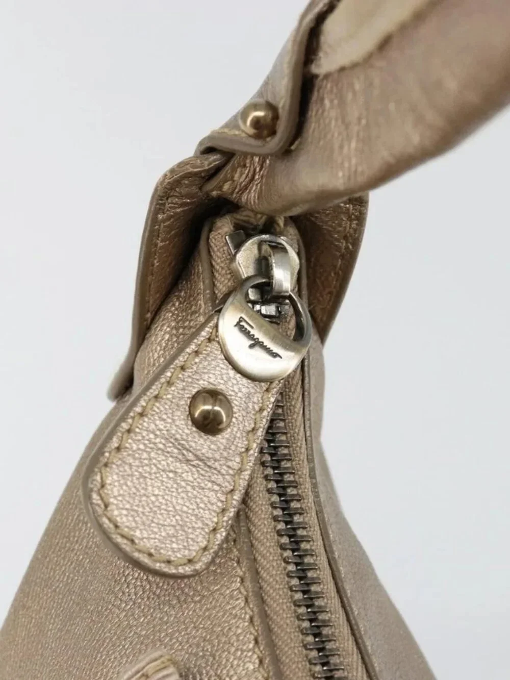 Salvatore Ferragamo Vala Shoulder Bag Leather Champagne Gold Gold Auth 186269A